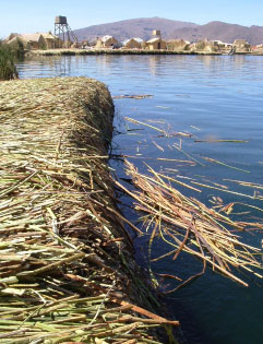 Las islas flotantes de los Uros en el Lago Titicaca, Per&uacute;