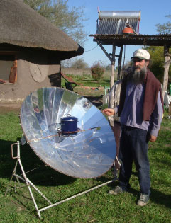 Gustavo Ram&iacute;rez muestra una cocina solarGustavo Ram&iacute;rez muestra una cocina solar